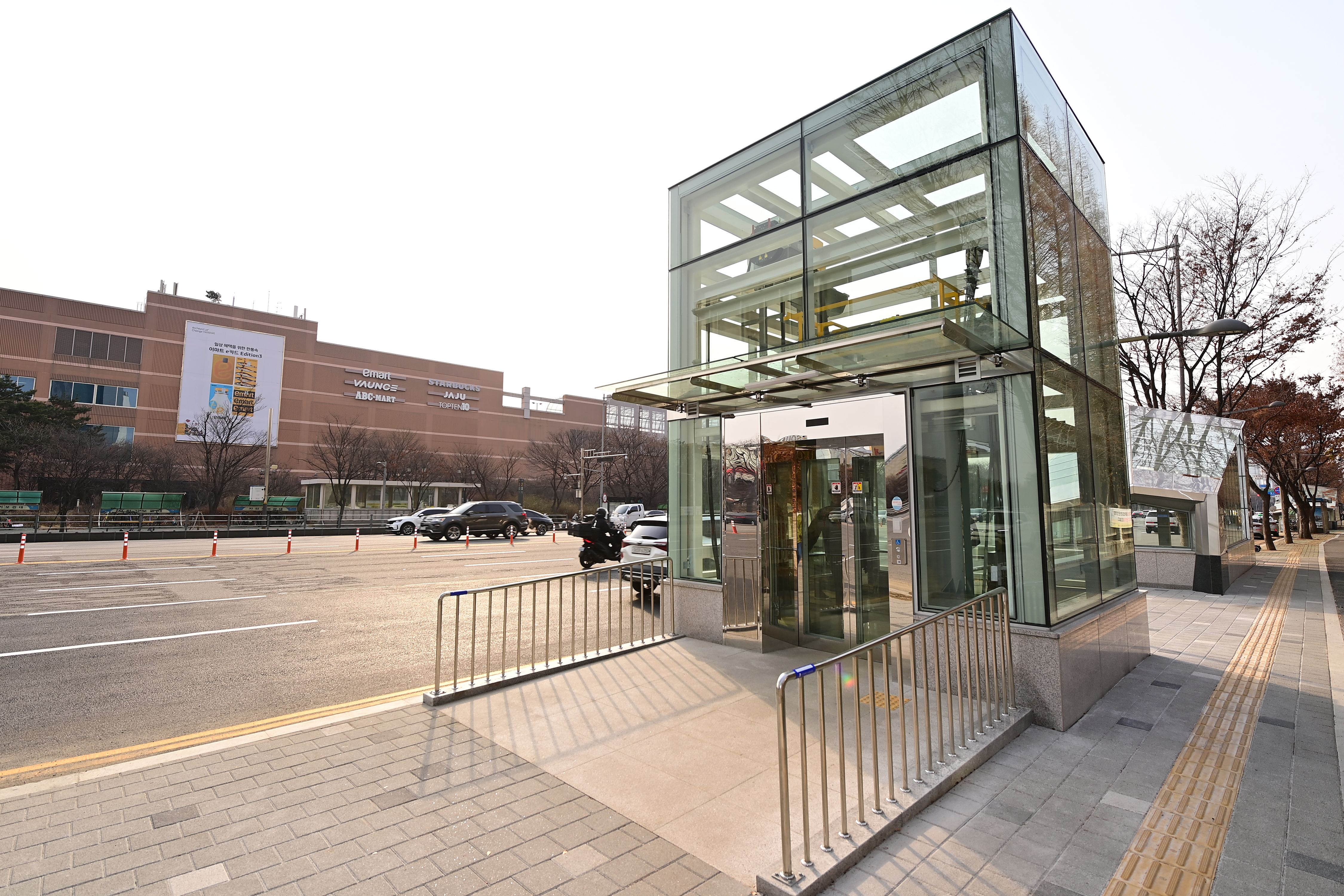 연수구는 8일 교통약자의 이동 편익 증진을 위한 동춘역 5번 출구 엘리베이터 설치공사를 완료하고 준공식을 개최했다